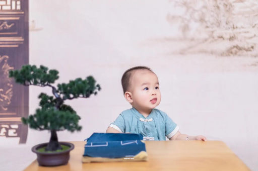 广州供卵代怀包生男孩宝宝揉眼睛揉鼻子